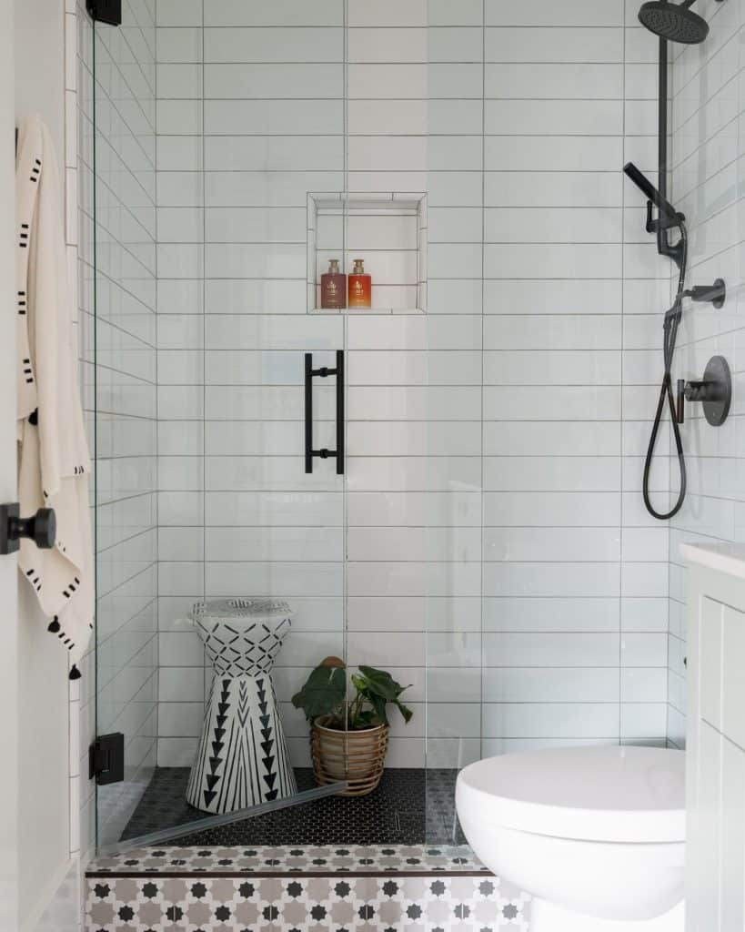 Chic_Black_and_White_Farmhouse_Bathroom__4