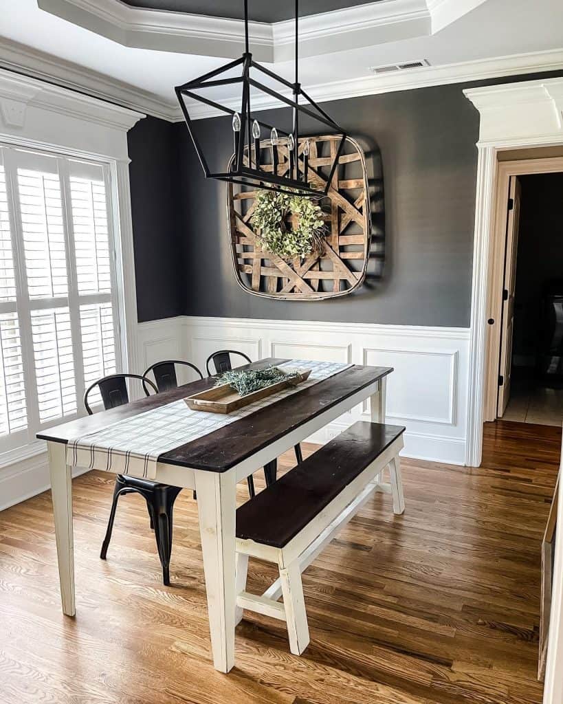 Dramatic_Dining_Room_with_Black_Walls_an_190