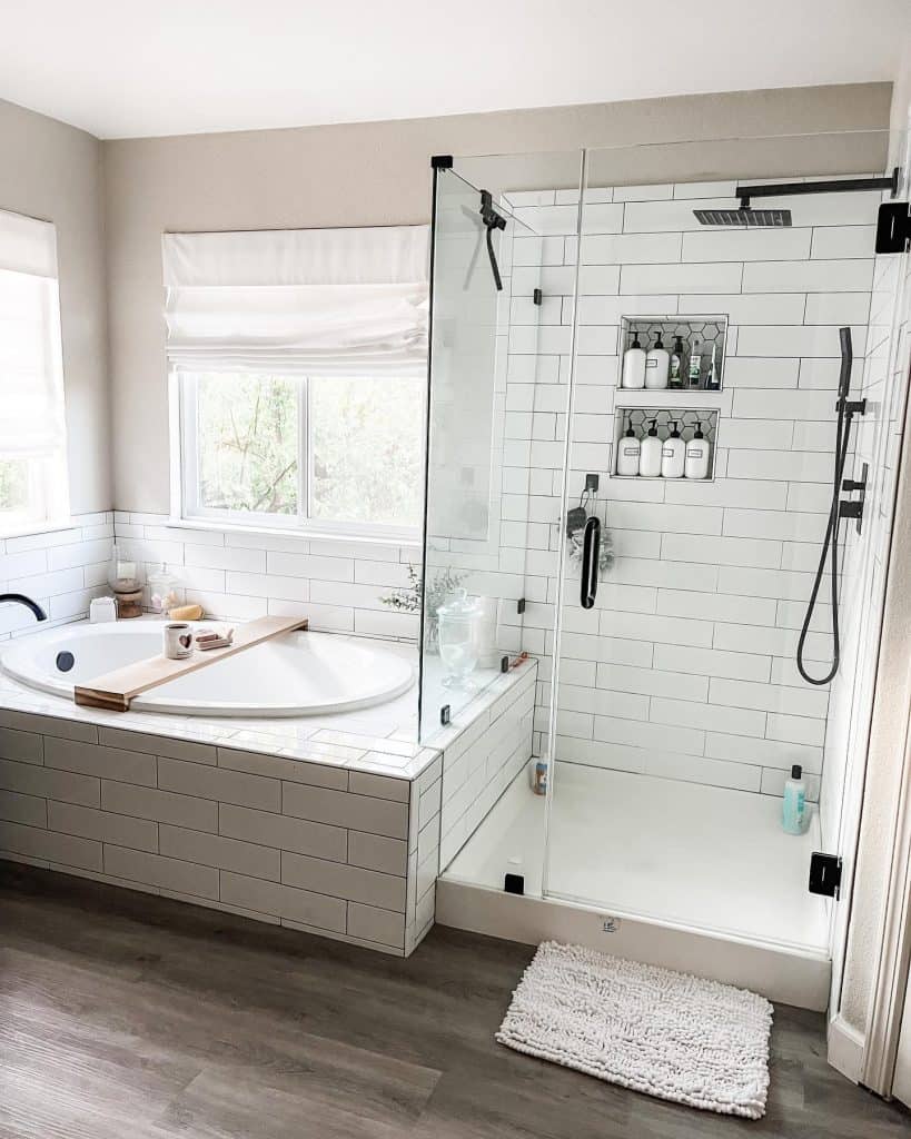 Modern_and_Minimalist_White_Bathroom_wit_170