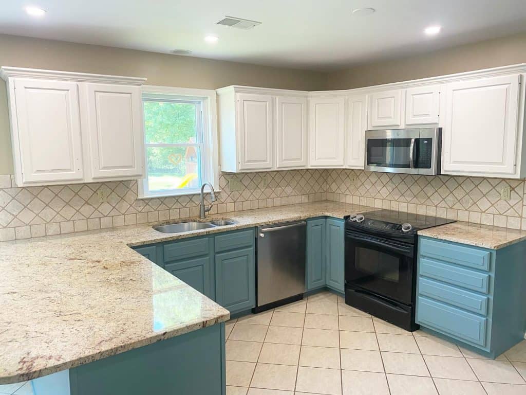 Beautiful_Two-Toned_Kitchen_with_White_U