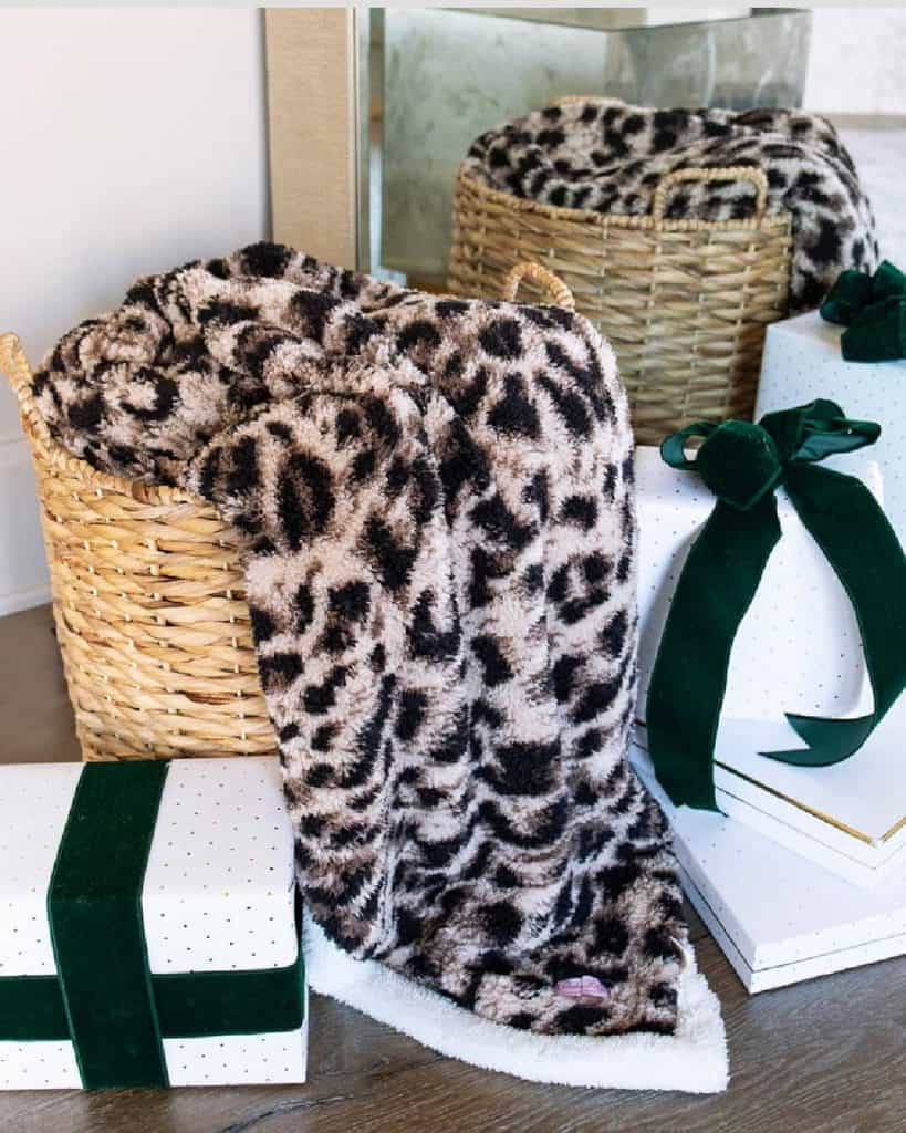 Chic_Leopard_Print_Blanket_and_Gift_Disp_