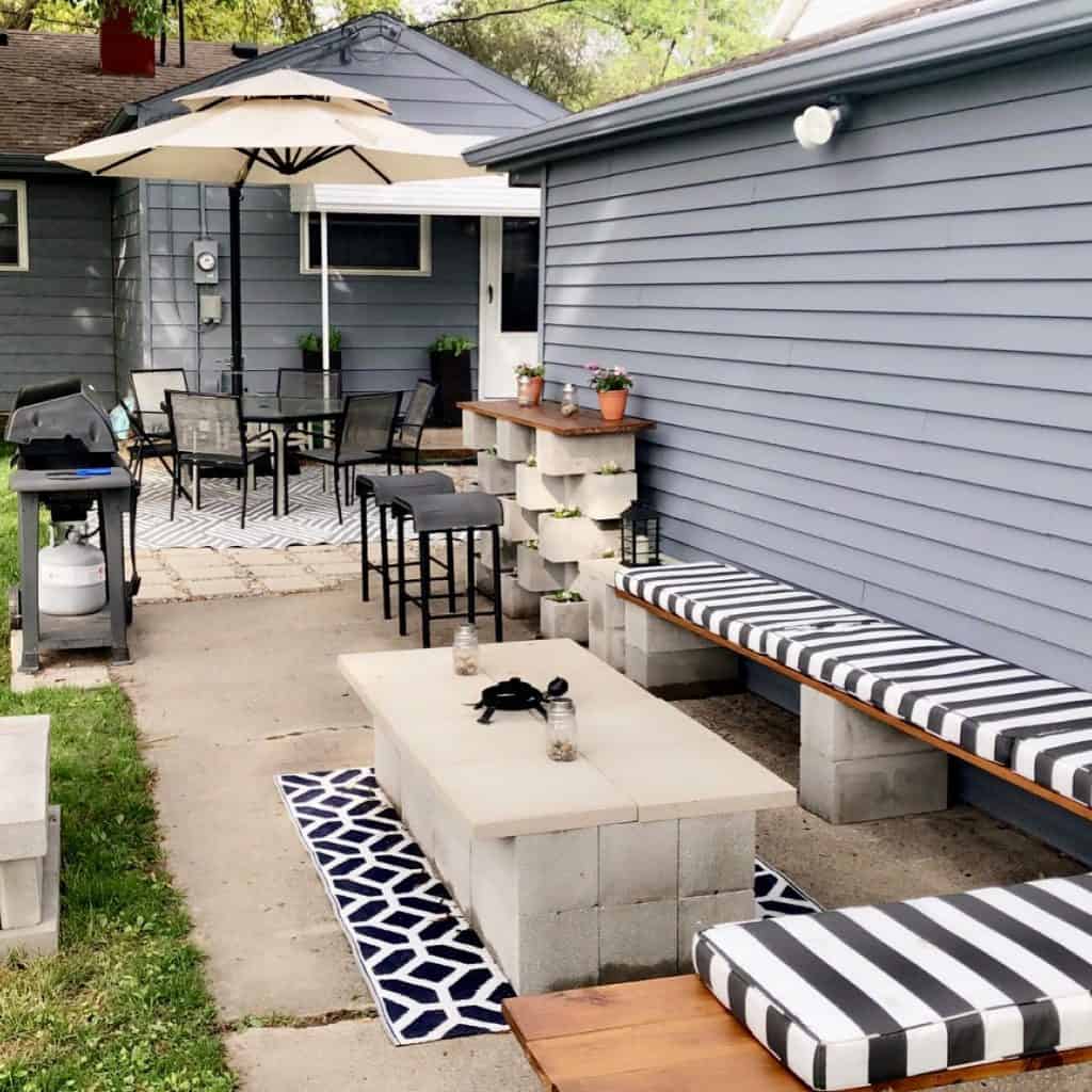 Chic_and_Functional_Outdoor_Patio_Set_wi_2