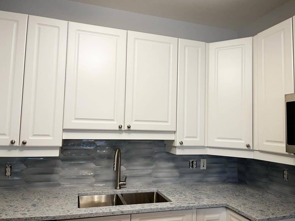 Chic_and_Stylish_Gray_Tile_Backsplash_wi