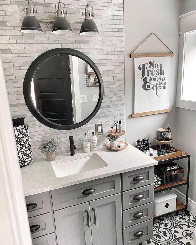 Classic_Black_and_White_Tiled_Bathroom_w