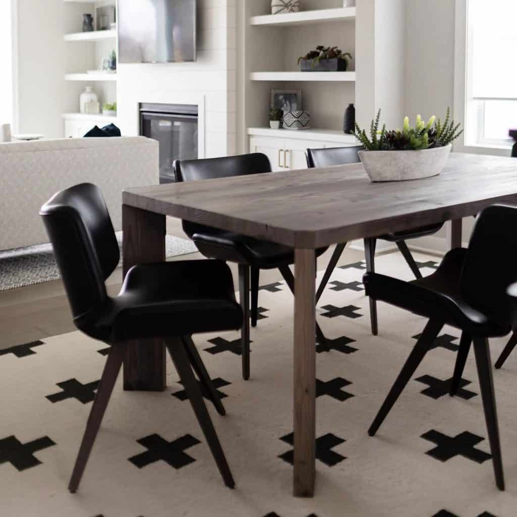 Classic_Dining_Room_with_Black_and_White_