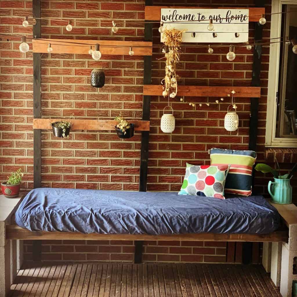 Inviting_Seating_Area_with_Vintage_Aesth_2
