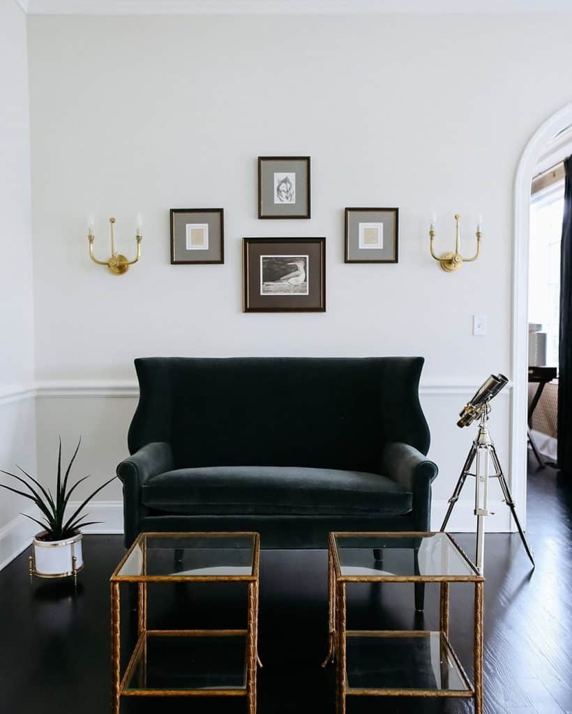 Luxurious_Living_Room_with_Black_Couch_a_