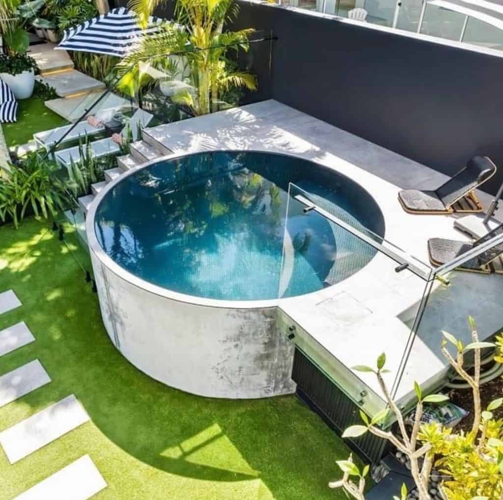 Modern_Gray_Concrete_Swimming_Pool_in_a__1