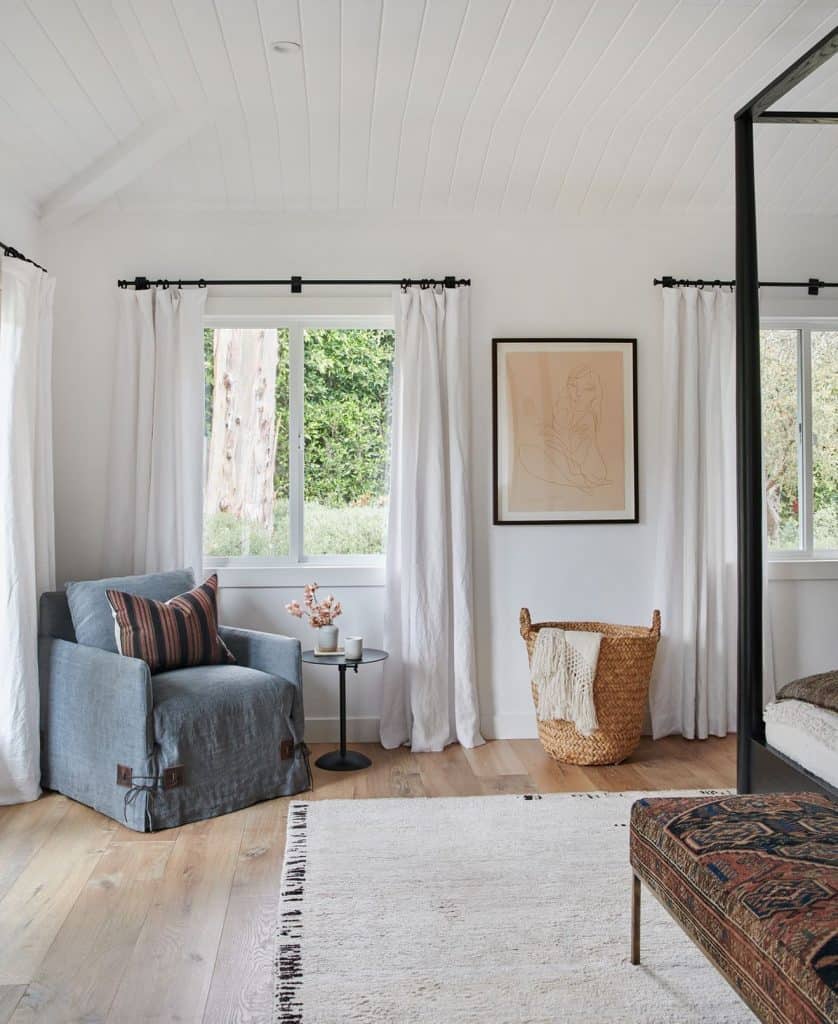 Monochromatic_Bedroom_with_Canopy_Bed_an_