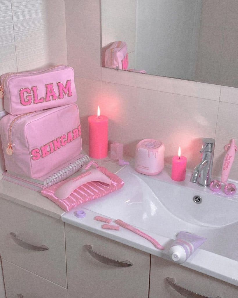 Playful_and_Chic_Pink_Bathroom_Decor_