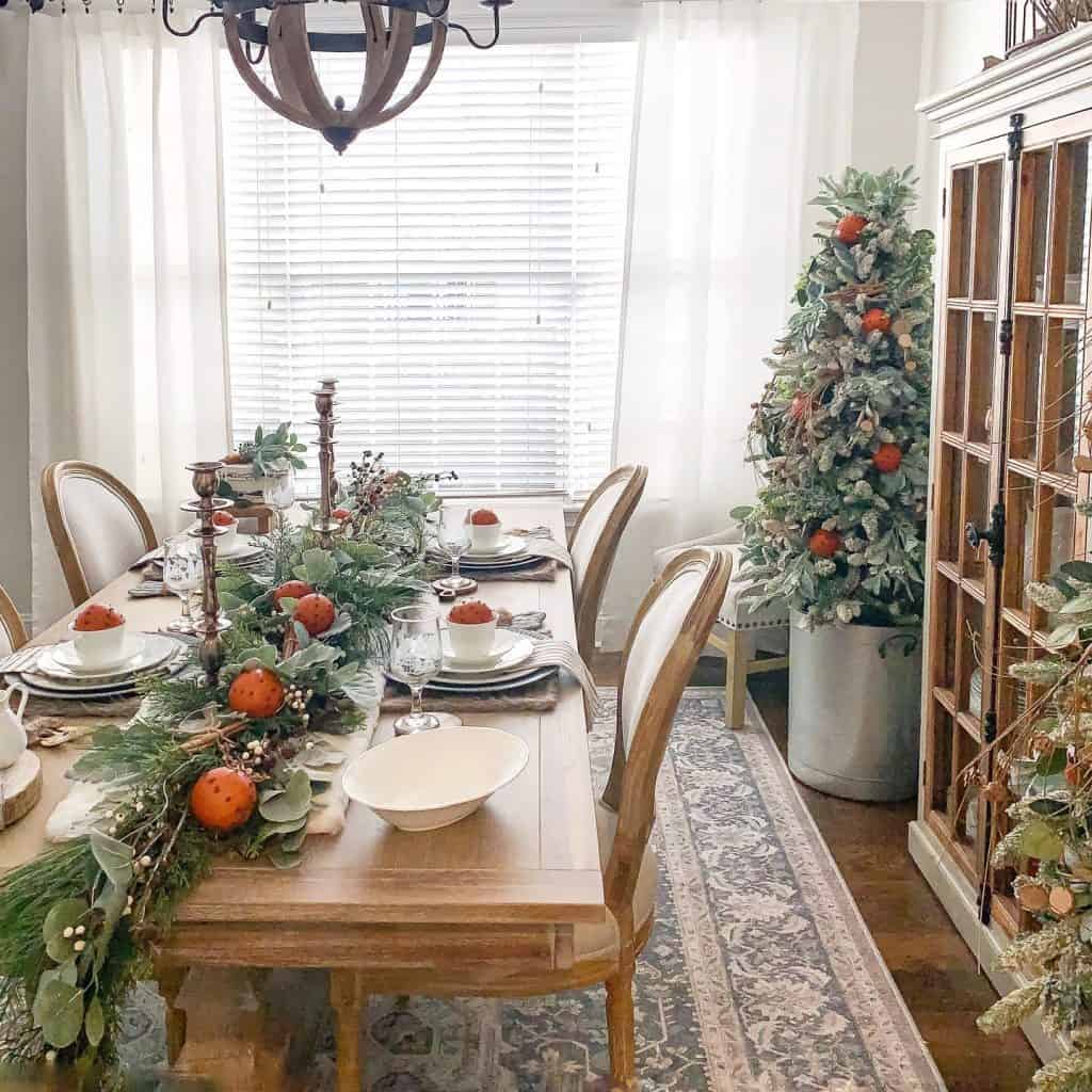 Rustic_Farmhouse_Dining_Room_with_Christ_