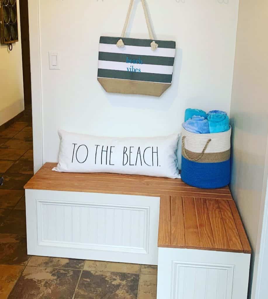 Stylish_White_Bench_with_Beach-Themed_Ac_2