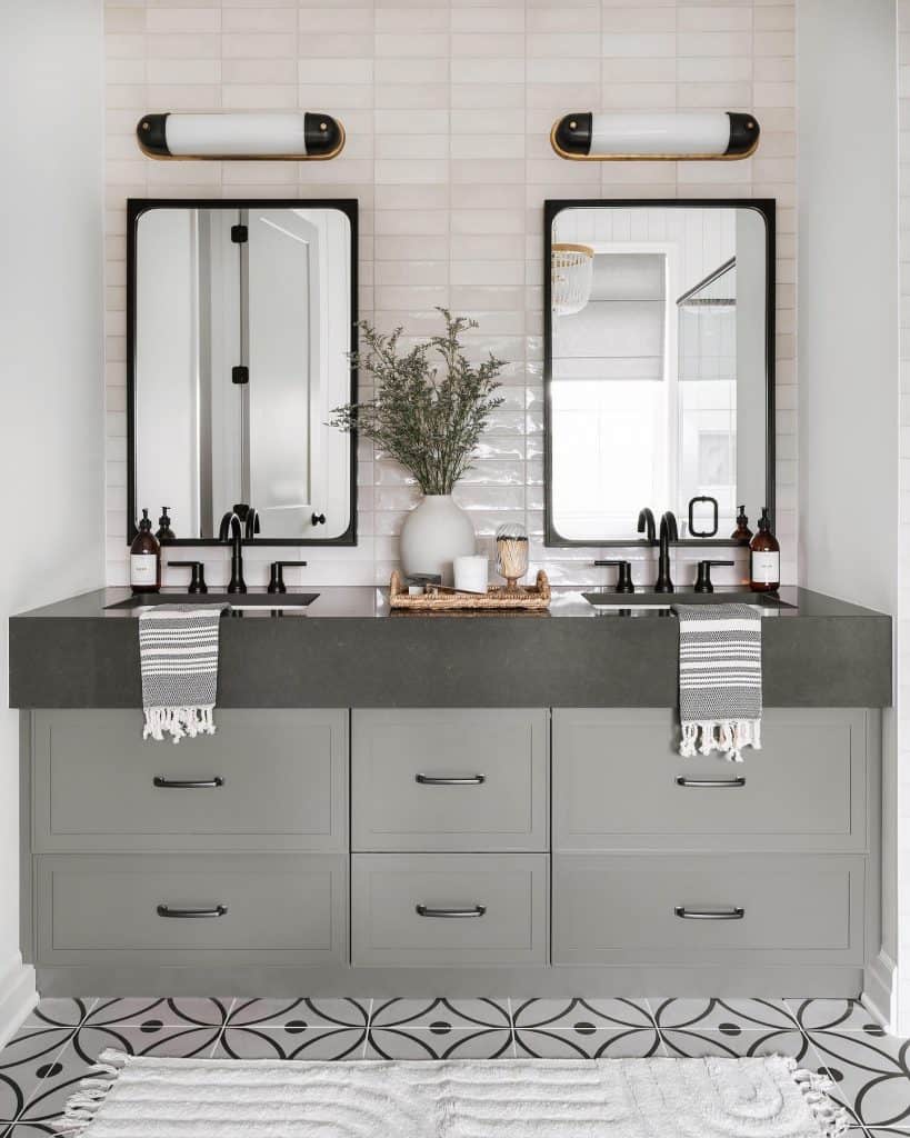 Timeless_and_Chic_Gray_Bathroom_with_Bl_