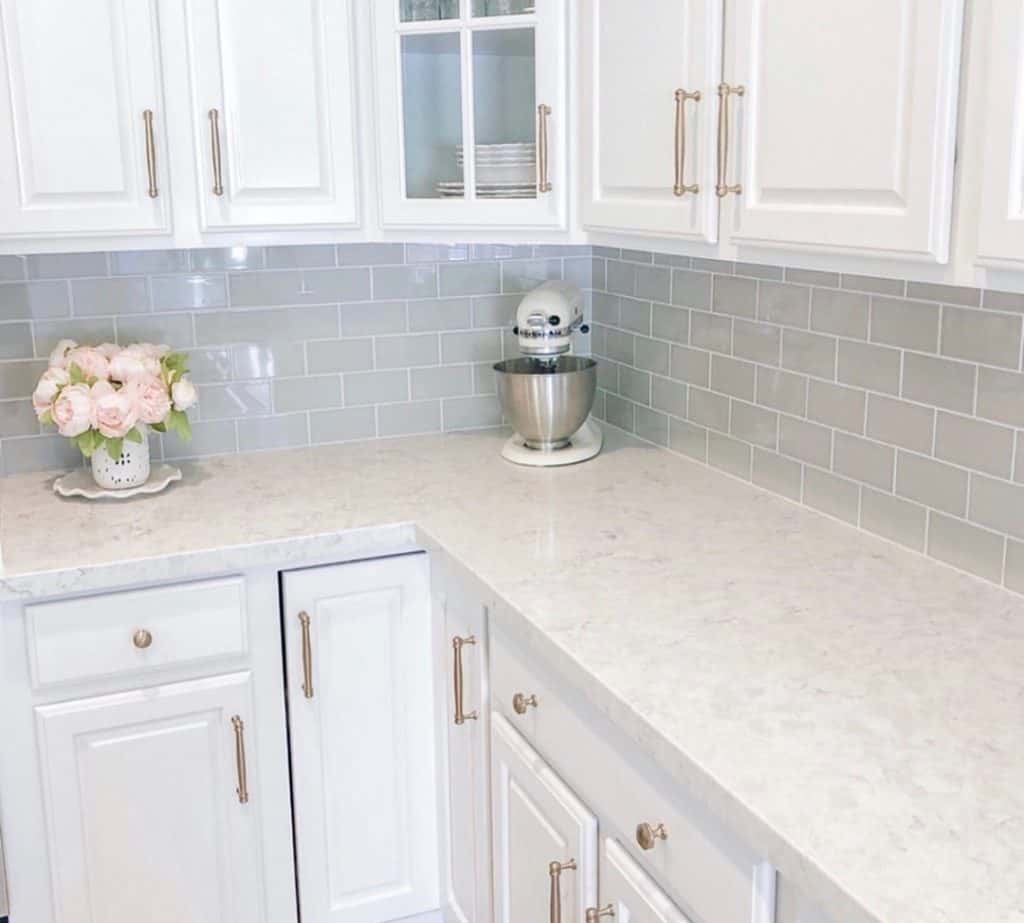 backsplash_for_black_granite_countertops_and_white_cabinets_