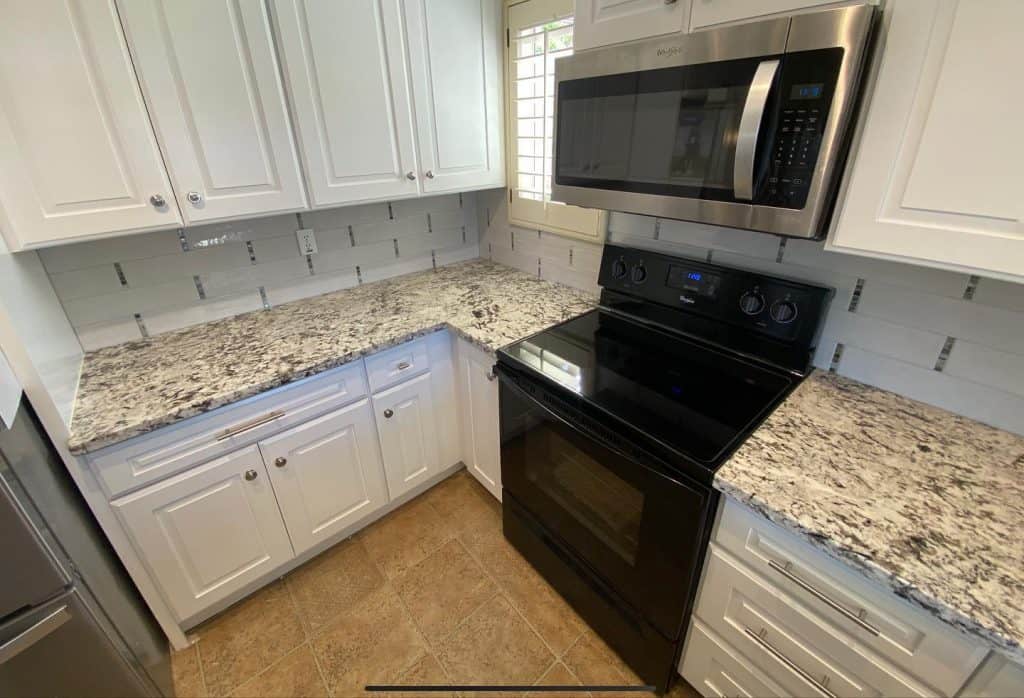 backsplash_for_black_granite_countertops_and_white_cabinets_