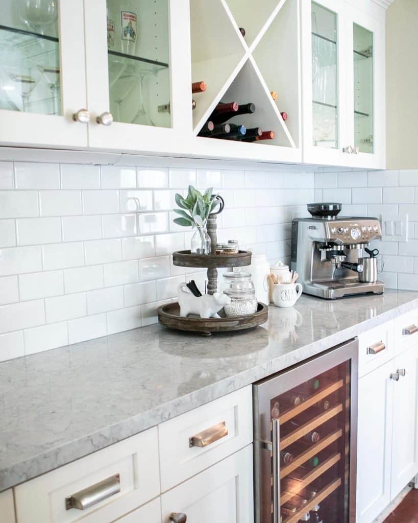 backsplash_for_black_granite_countertops_and_white_cabinets