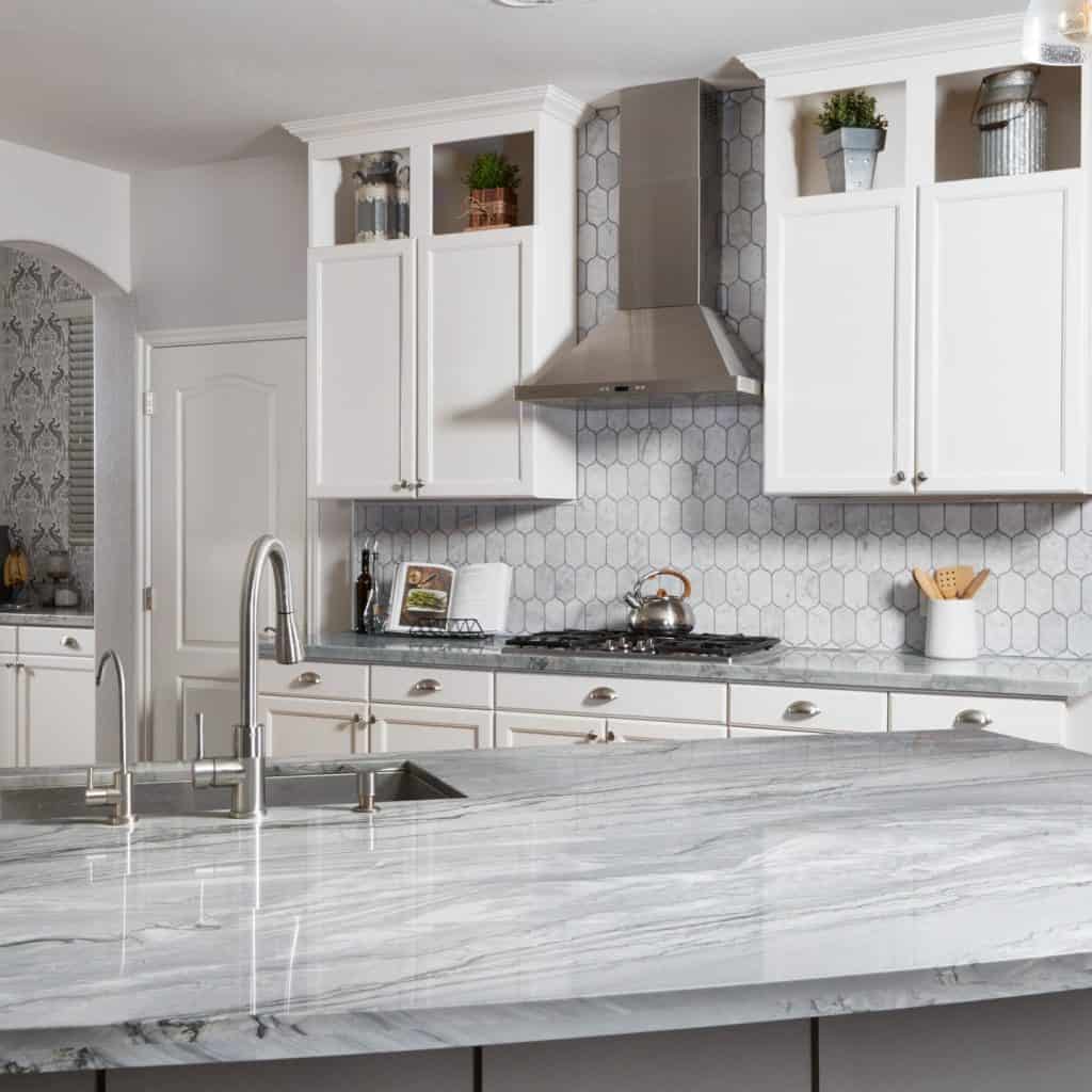 backsplash_for_black_granite_countertops_and_white_cabinets_