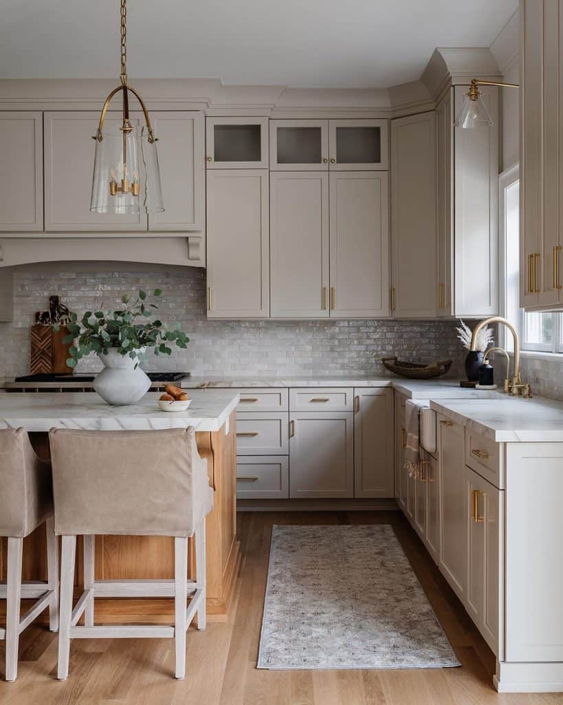 backsplash_for_black_granite_countertops_and_white_cabinets