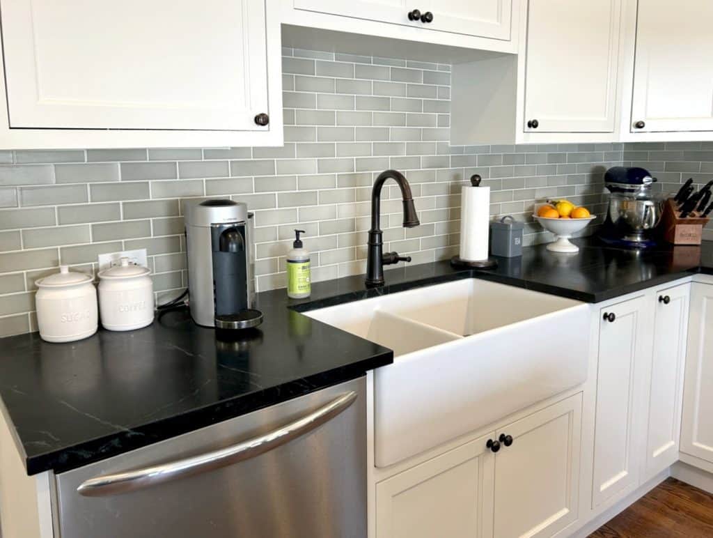 backsplash_ideas_for_black_countertops