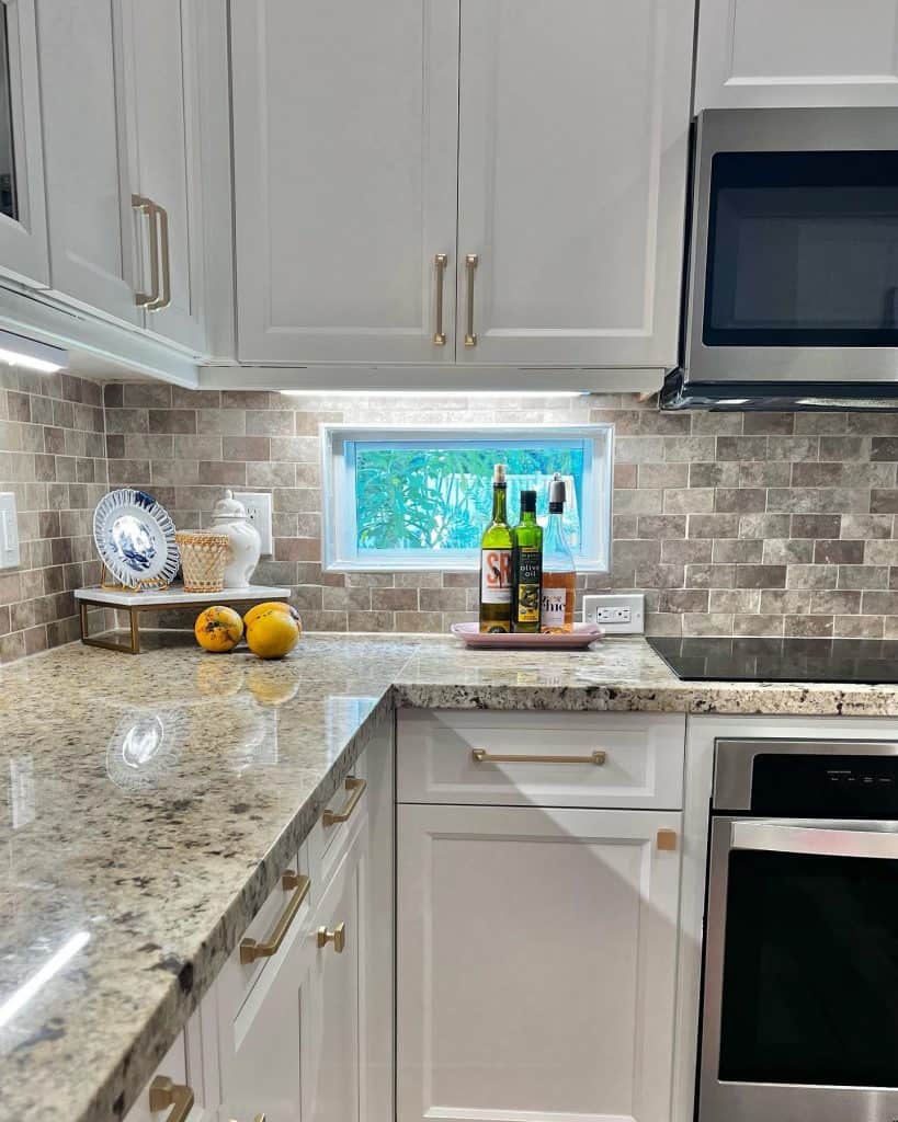 best_backsplash_for_busy_granite_countertops_1