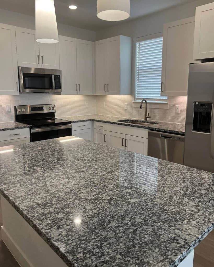 best_backsplash_for_busy_granite_countertops_1