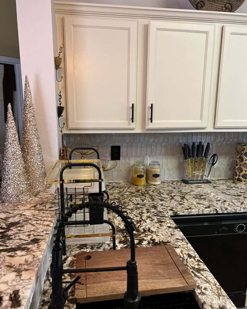 best_backsplash_for_busy_granite_countertops_1