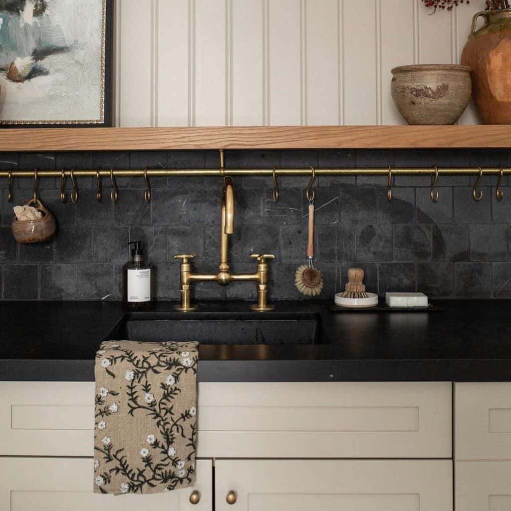 black_countertops_backsplash_ideas