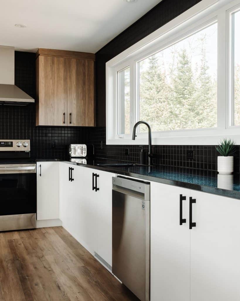 black_countertops_backsplash_ideas