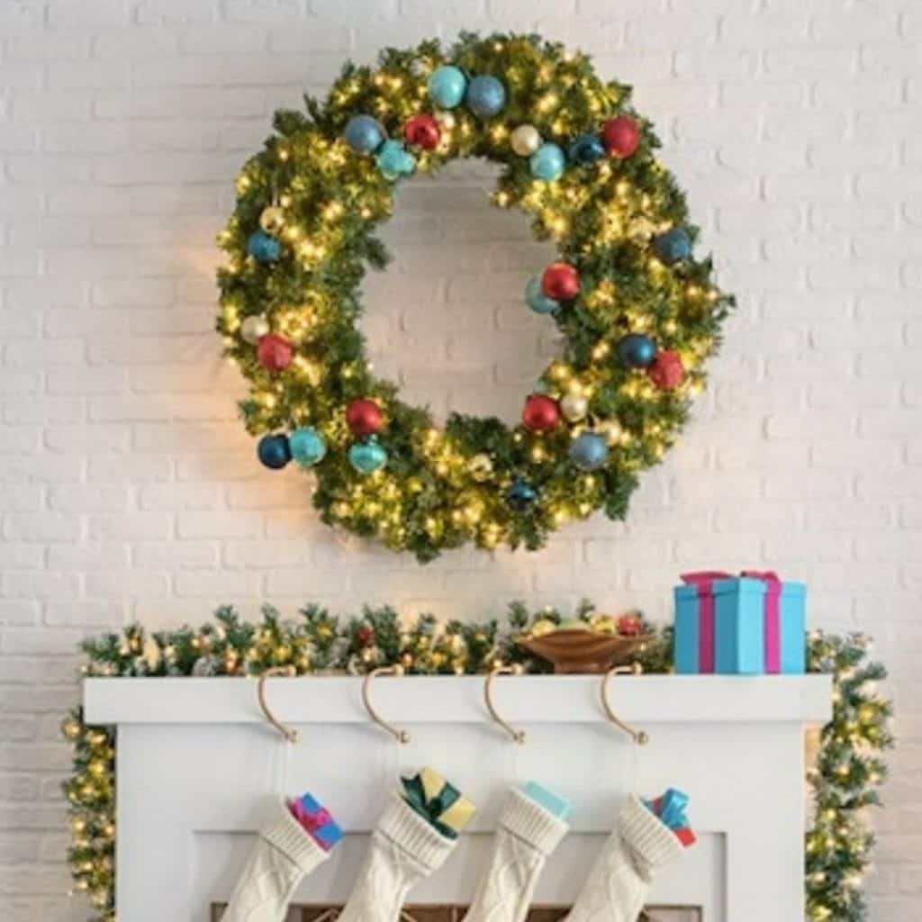 christmas_wreath_with_lights_