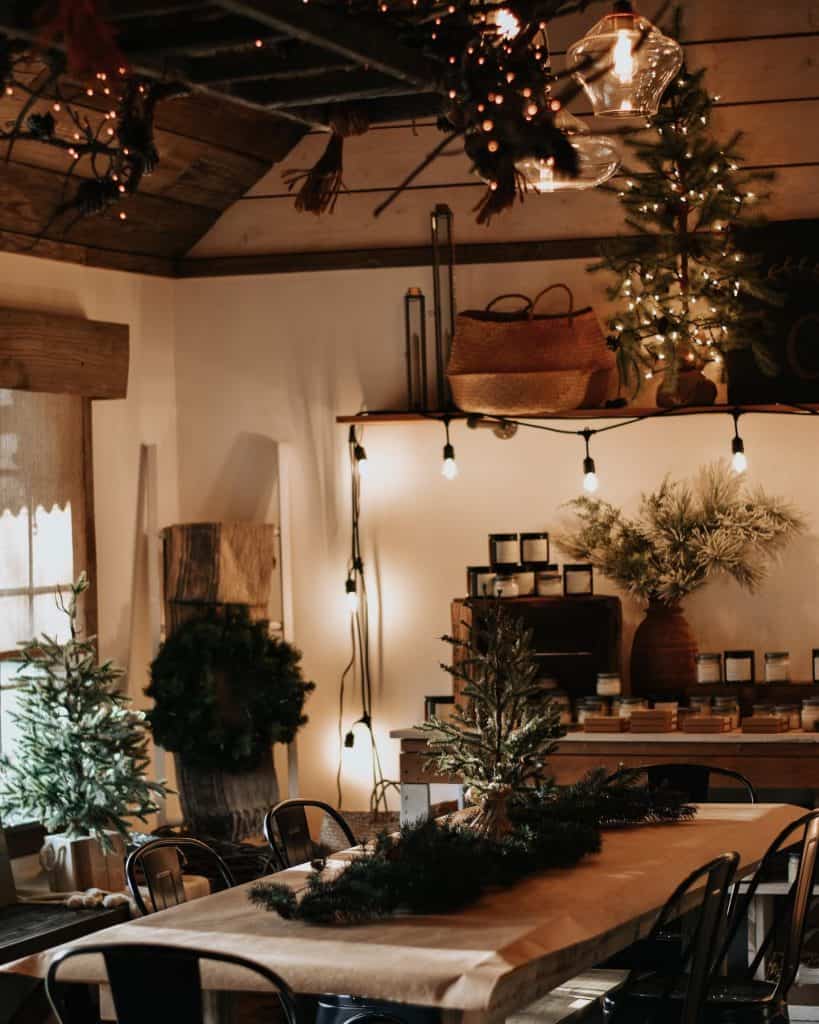 decorating_a_dining_room_for_christmas_
