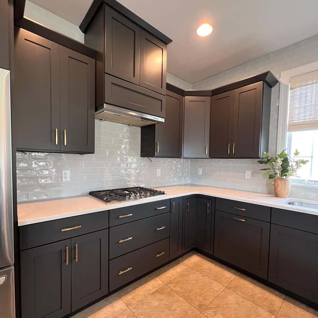 kitchen_backsplash_ideas_for_dark_cabinets_and_light_countertops_