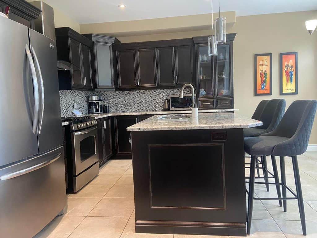 kitchen_backsplash_ideas_for_dark_cabinets_and_light_countertops_