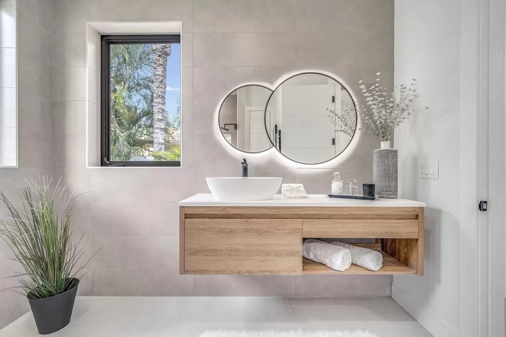 A_Contemporary_Bathroom_with_White_Walls_5