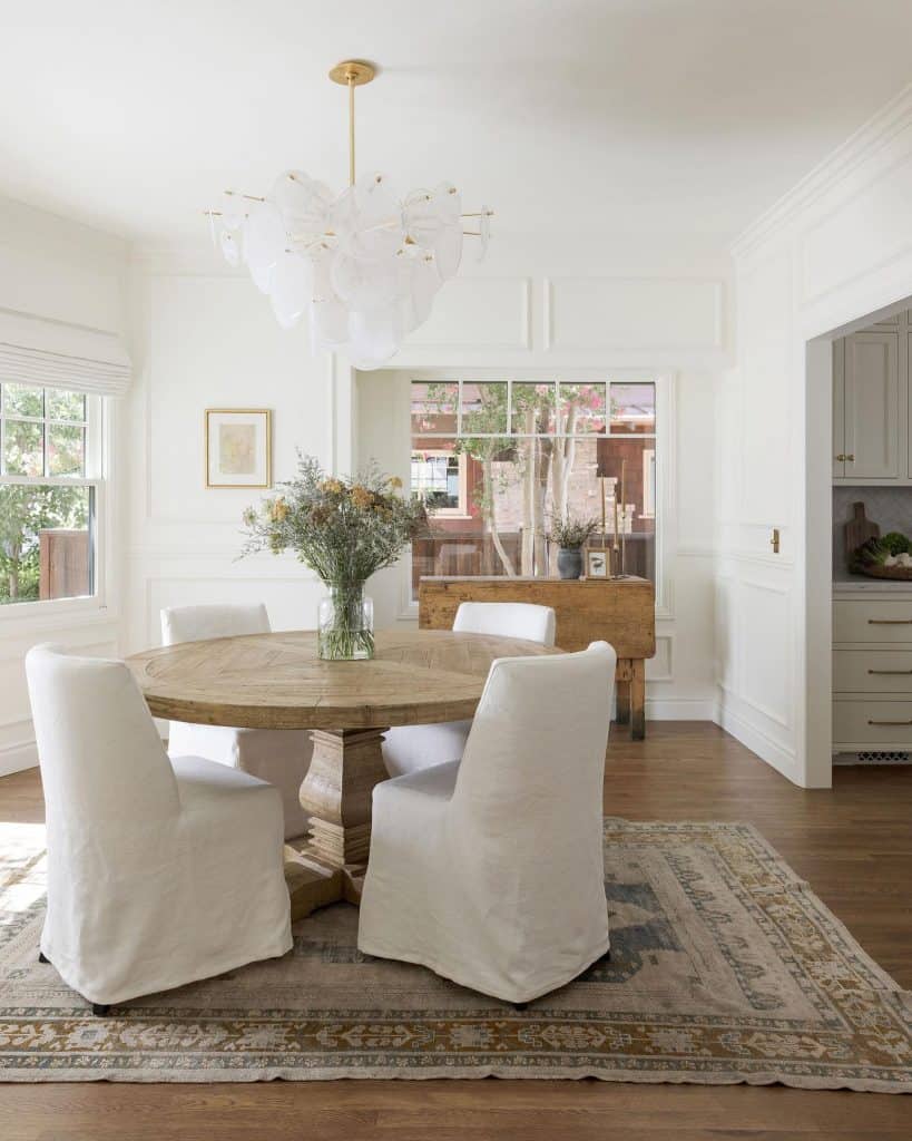 A_Cozy_Cottage_Dining_Room_With_White_Ch_6