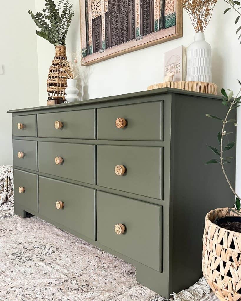 A_Dresser_With_Wood_Knobs_5