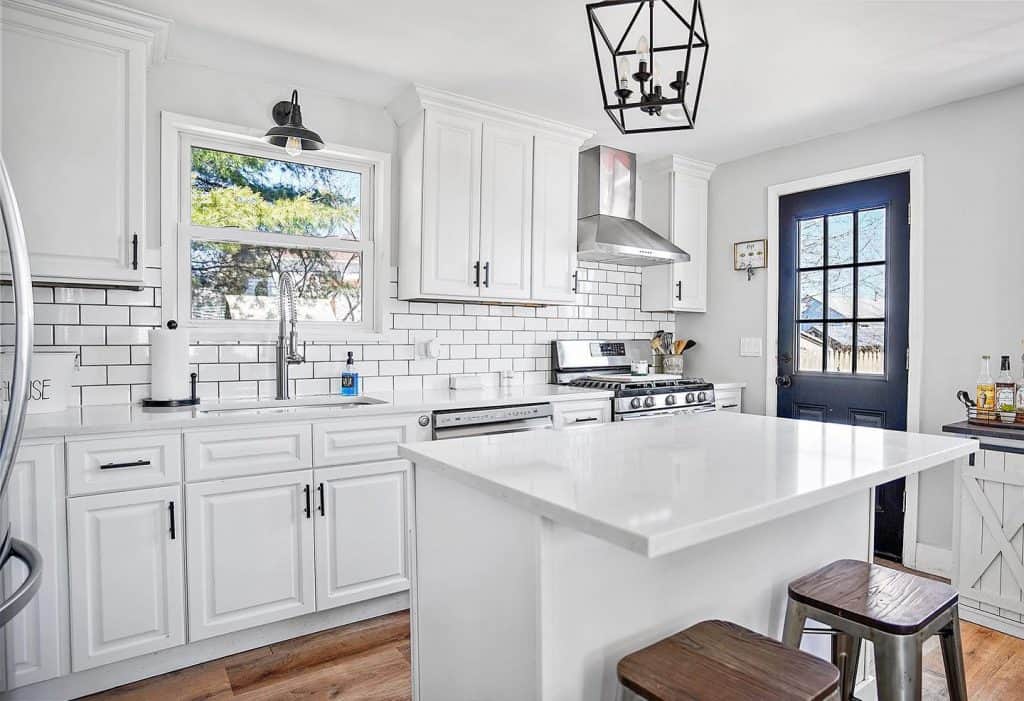 A_Stunning_Kitchen_with_White_Cabinets_a_1