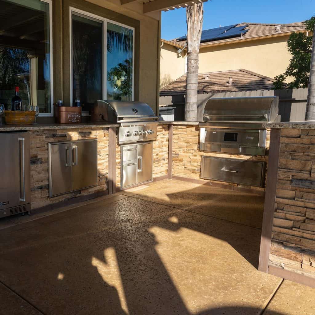 A_Stunning_Outdoor_Kitchen_with_Sleek_St_4