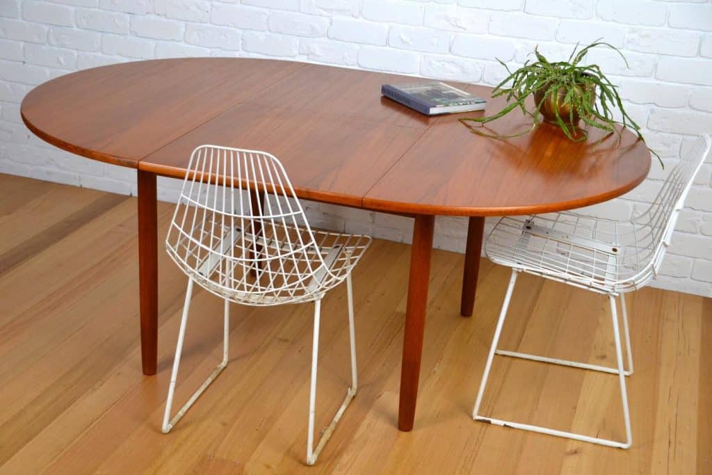 A_Stylish_Oval_Extendable_Dining_Table_S_3