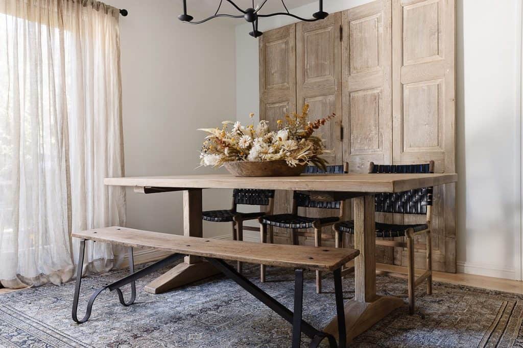 Charming_Rustic_Dining_Room_Table_and_Be_3