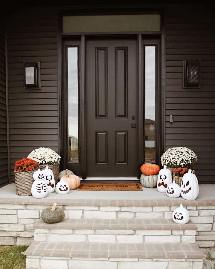 Chic_Black_Halloween_Porch_With_Pumpkins_