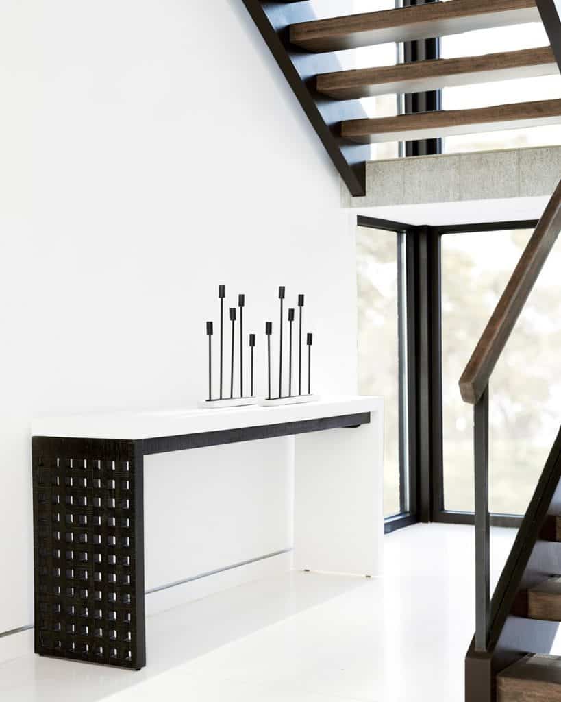 Chic_Black_and_White_Console_Table_Capti_1