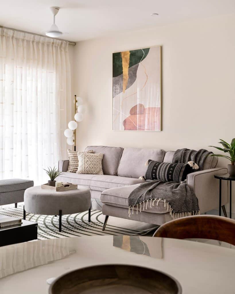 Chic_and_Contemporary_Living_Room_with_C_2