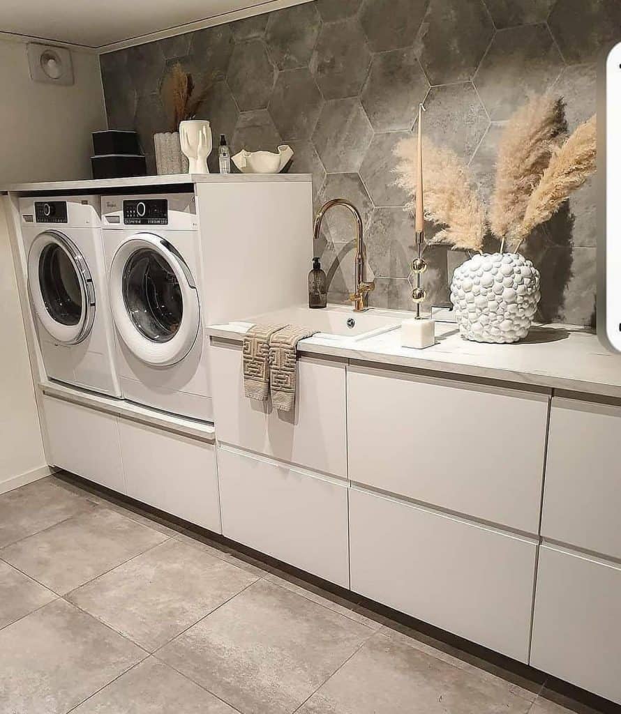 Chic_and_Modern_Laundry_Room_with_Stunni_