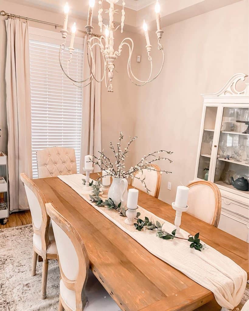 Classic_and_Chic_Dining_Room_Decor_with__2