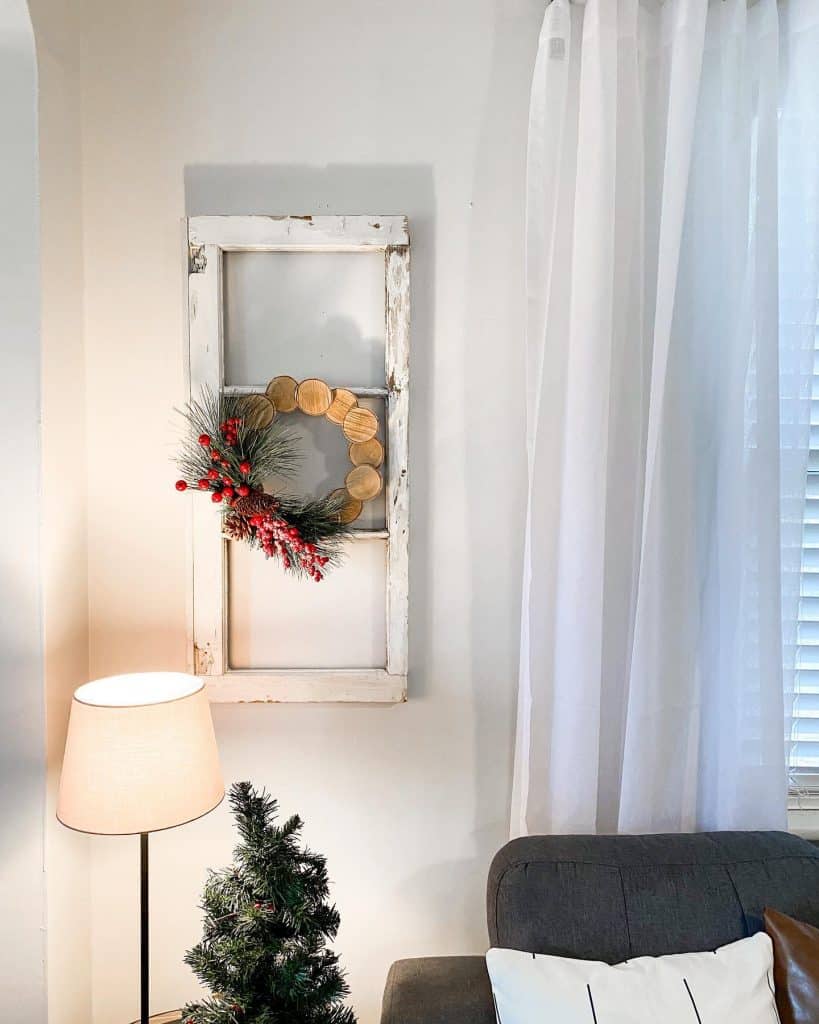 Cozy_Living_Room_Decorated_for_Christmas_