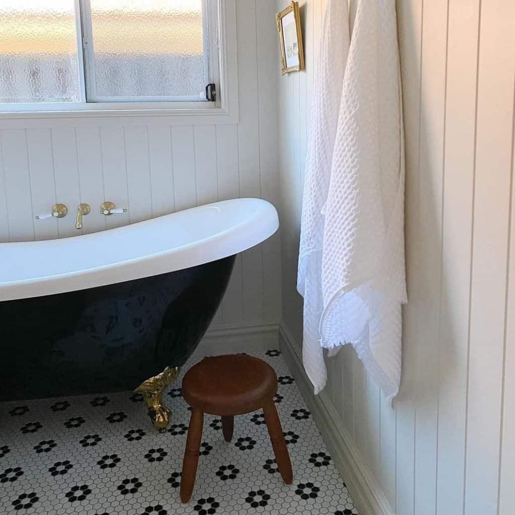 Elegant_Clawfoot_Tub_with_Brass_Faucet_o_2