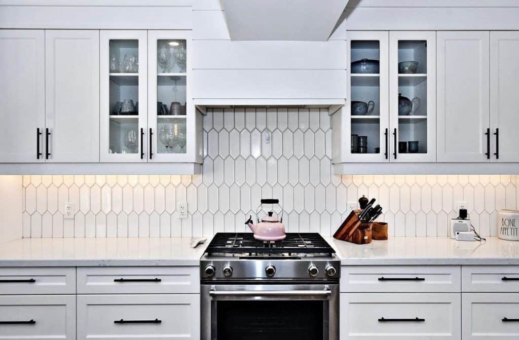 Elegant_White_Kitchen_with_Stunning_Ship_1