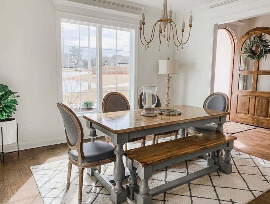 Homey_Rustic_Farmhouse_Dining_Room_With__3