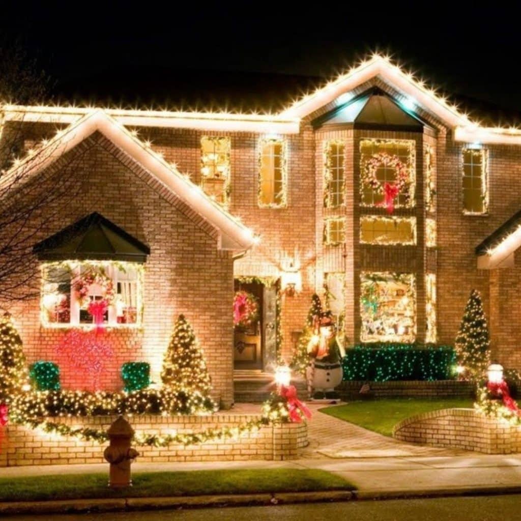 House_Decorated_with_Christmas_Lights_3