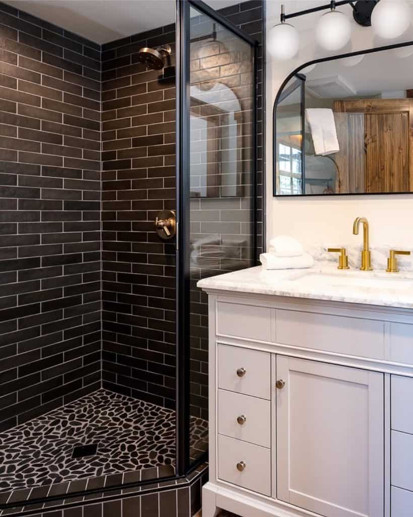 Modern_Black_and_White_Bathroom_with_Sle_